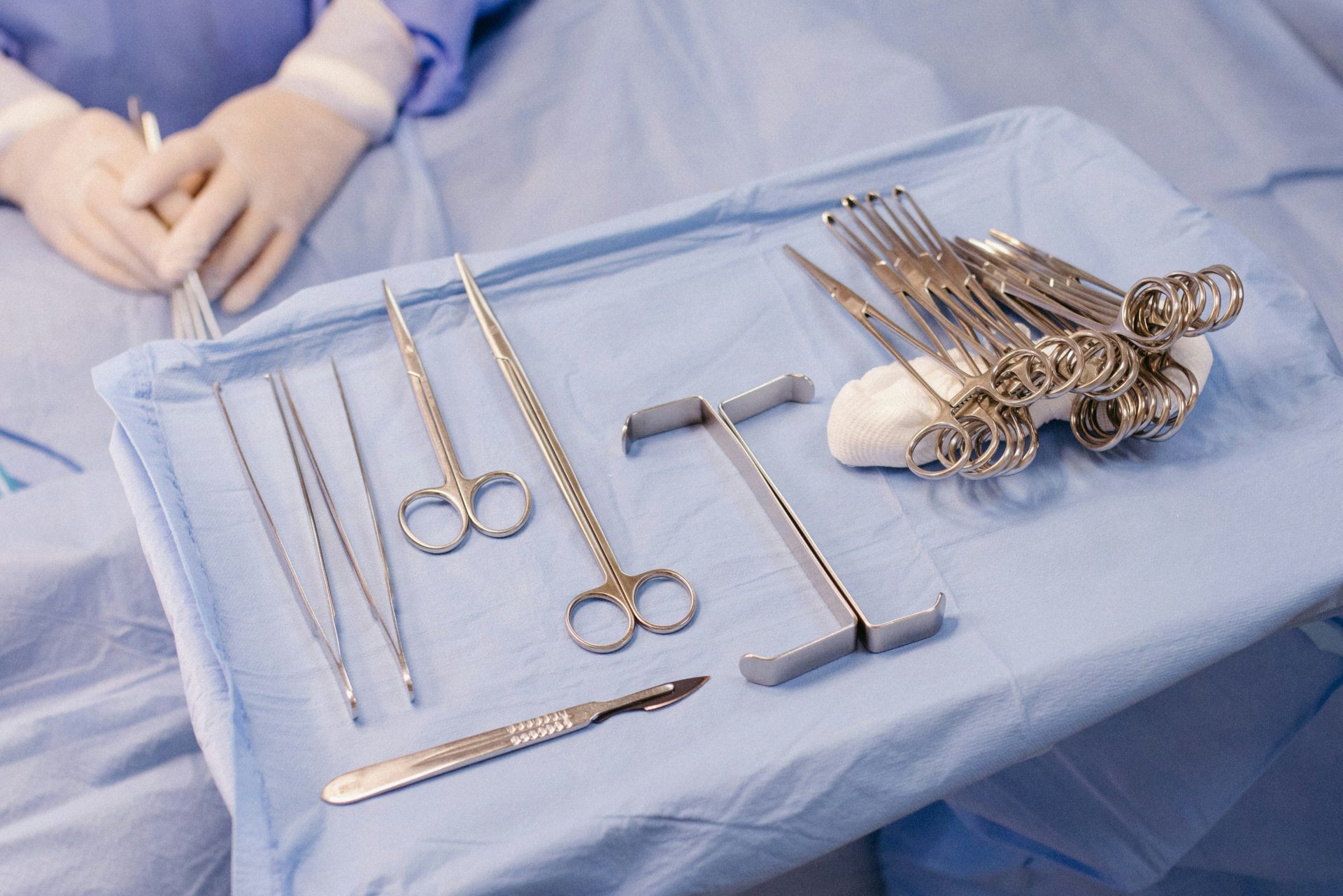 Ein Krankenhausbett mit chirurgischen Instrumenten darauf
